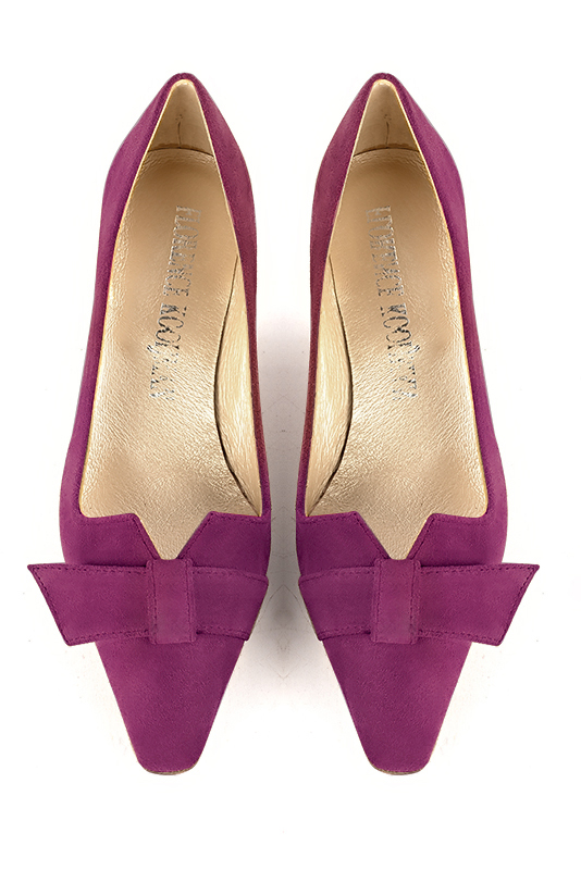 Mulberry purple women's dress pumps, with a knot on the front. Tapered toe. Low kitten heels. Top view - Florence KOOIJMAN